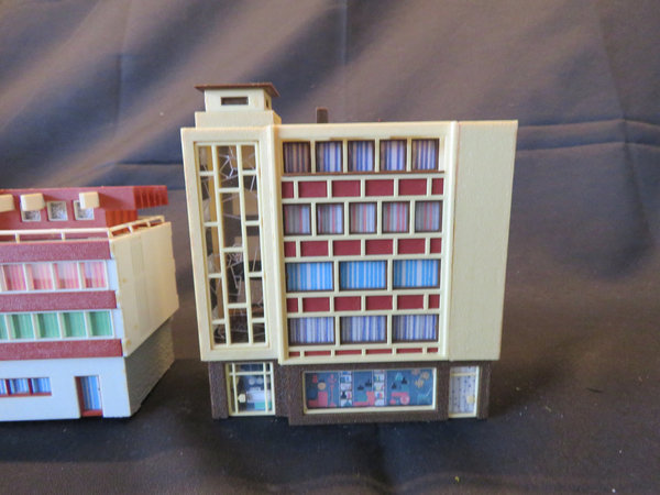 Vollmer 7726 + 7728 -  2 x Städtische Gebäude 60er Jahre   Fertigmodell