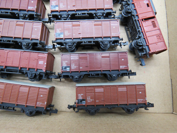 Minitrix 20 x gedeckte Güterwagen