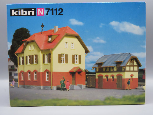 Kibri 7112 - 2 x Eisenbahnerwohnhaus mit Nebengebäude - OVP