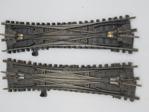 Arnold 1734 - 1 x Hand-Doppelkreuzungsweiche, 15°, schwarz, L 111 mm, Rechtseinbau